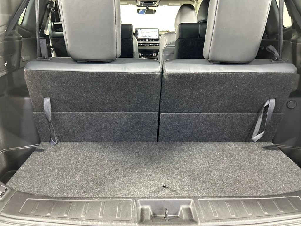 Used 2025 Black Mitsubishi SE image 19