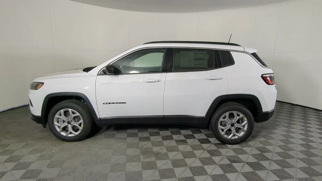New 2026 Bright White Clear-Coat Exterior Paint Jeep Latitude image 7