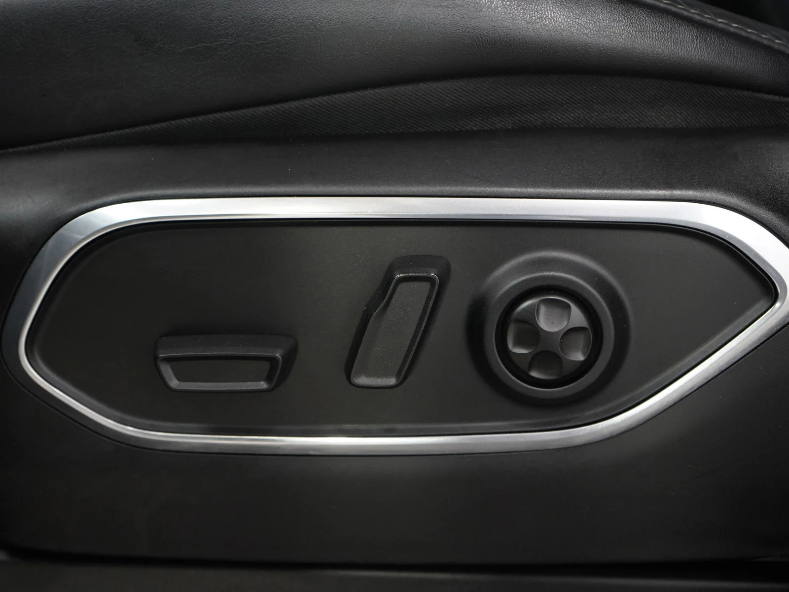 Used 2024 Diamond Black Crystal Pearlcoat Jeep Series II image 32