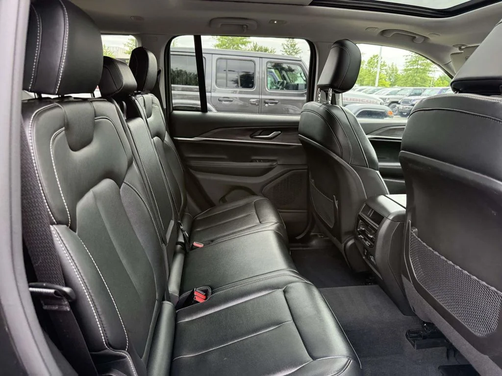Used 2024  Jeep Limited image 16