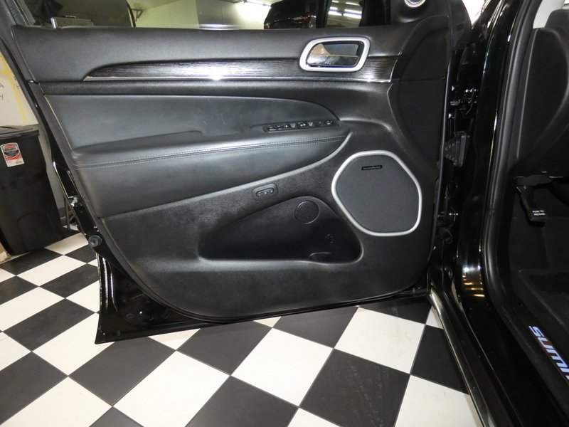 Used 2020 DIAMOND BLACK CRY Jeep 4d SUV 4WD Summit V6 image 25