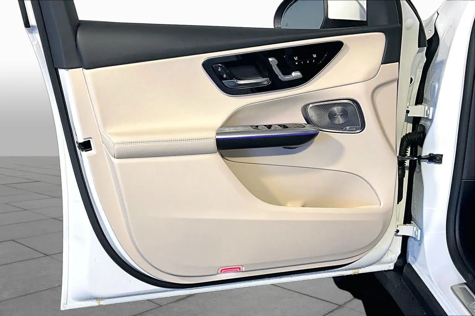 New 2026 MANUFAKTUR Moonlight White Metallic Mercedes-Benz GLC 300 image 11