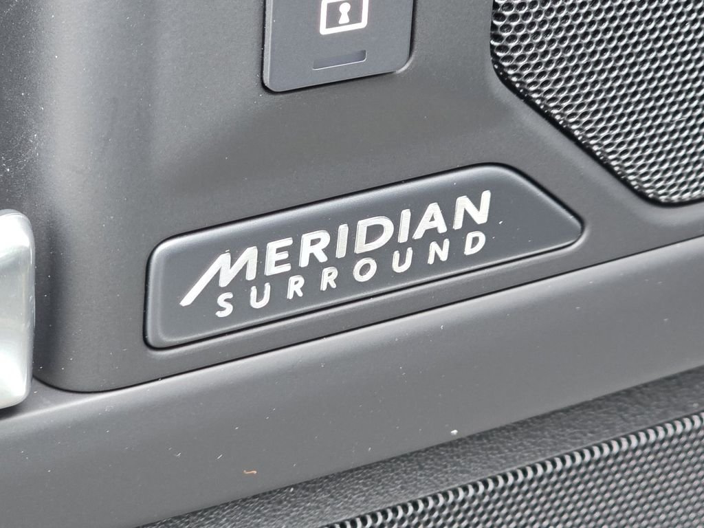 New 2026 Fuji White Land Rover X-Dynamic se image 8