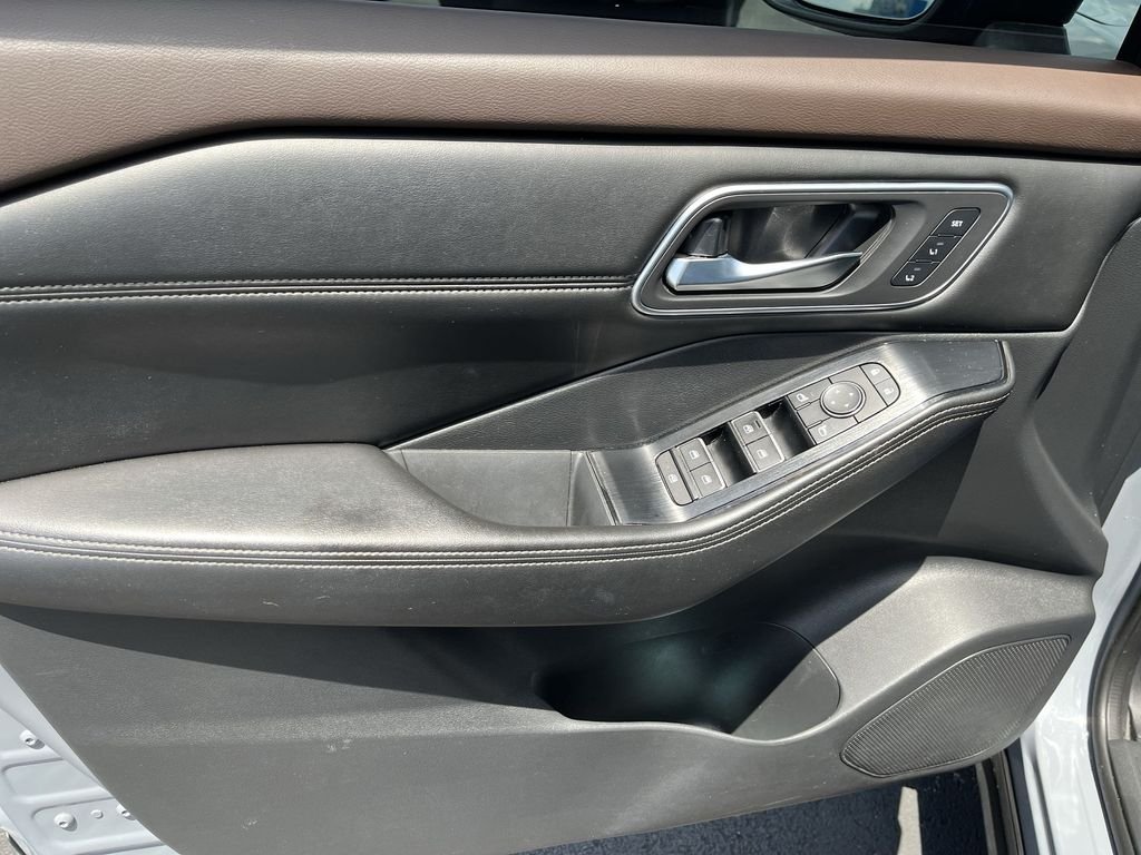 Used 2021 Gray Nissan SL image 13