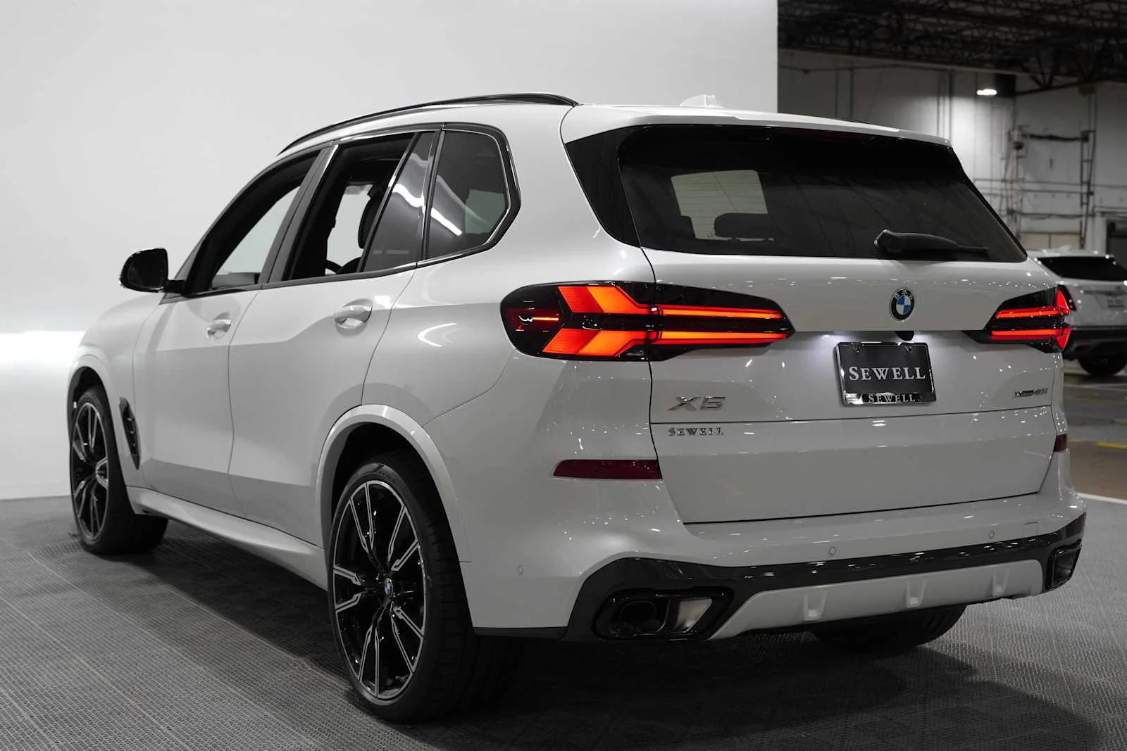 New 2026 Mineral White Metallic BMW xDrive40i image 2