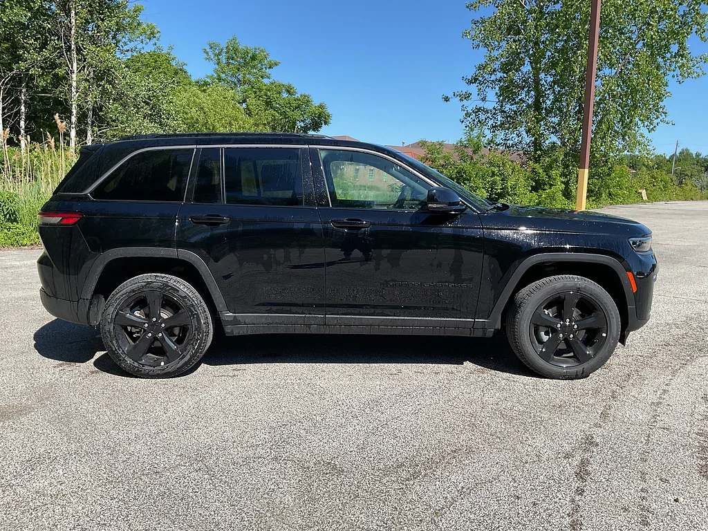New 2026 Diamond Black Crystal Pearlcoat Jeep Limited image 4