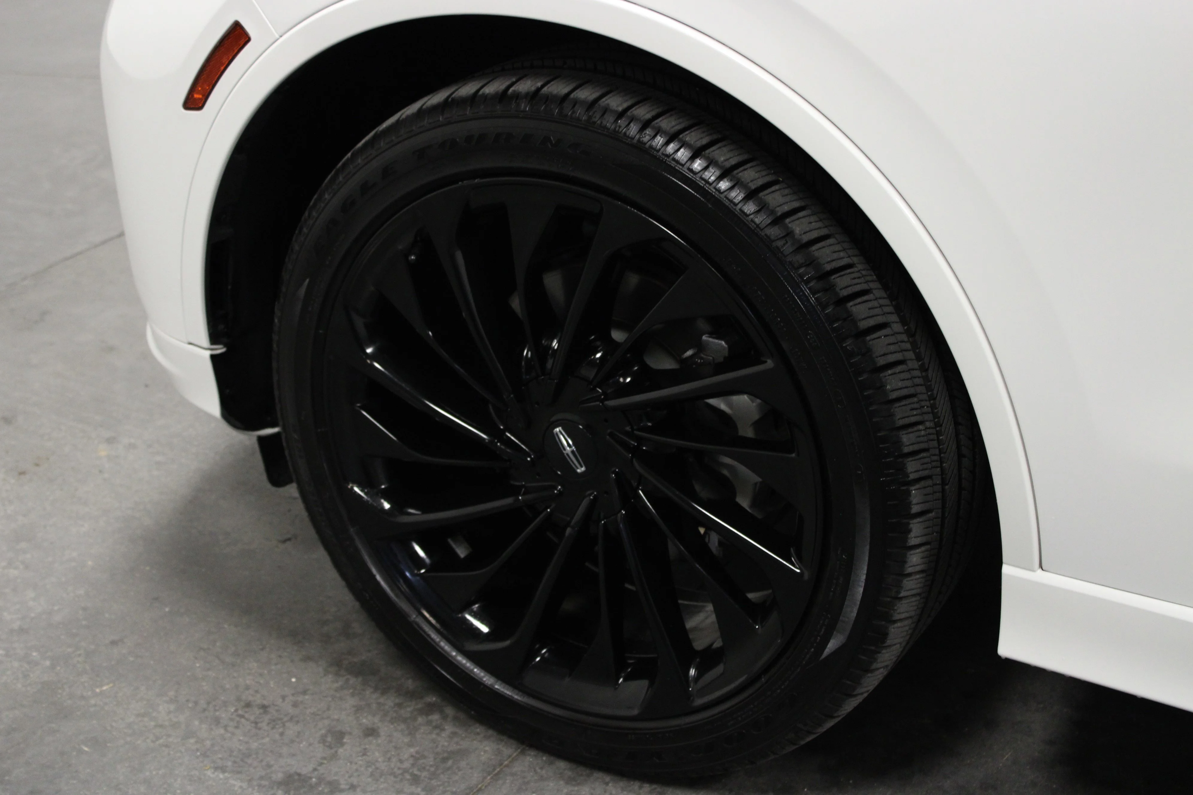 Used 2025 White Metallic Lincoln Reserve image 10
