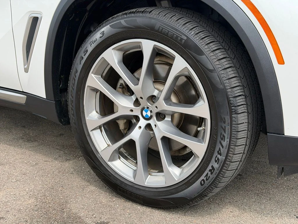 Used 2019 White BMW xDrive40i image 29