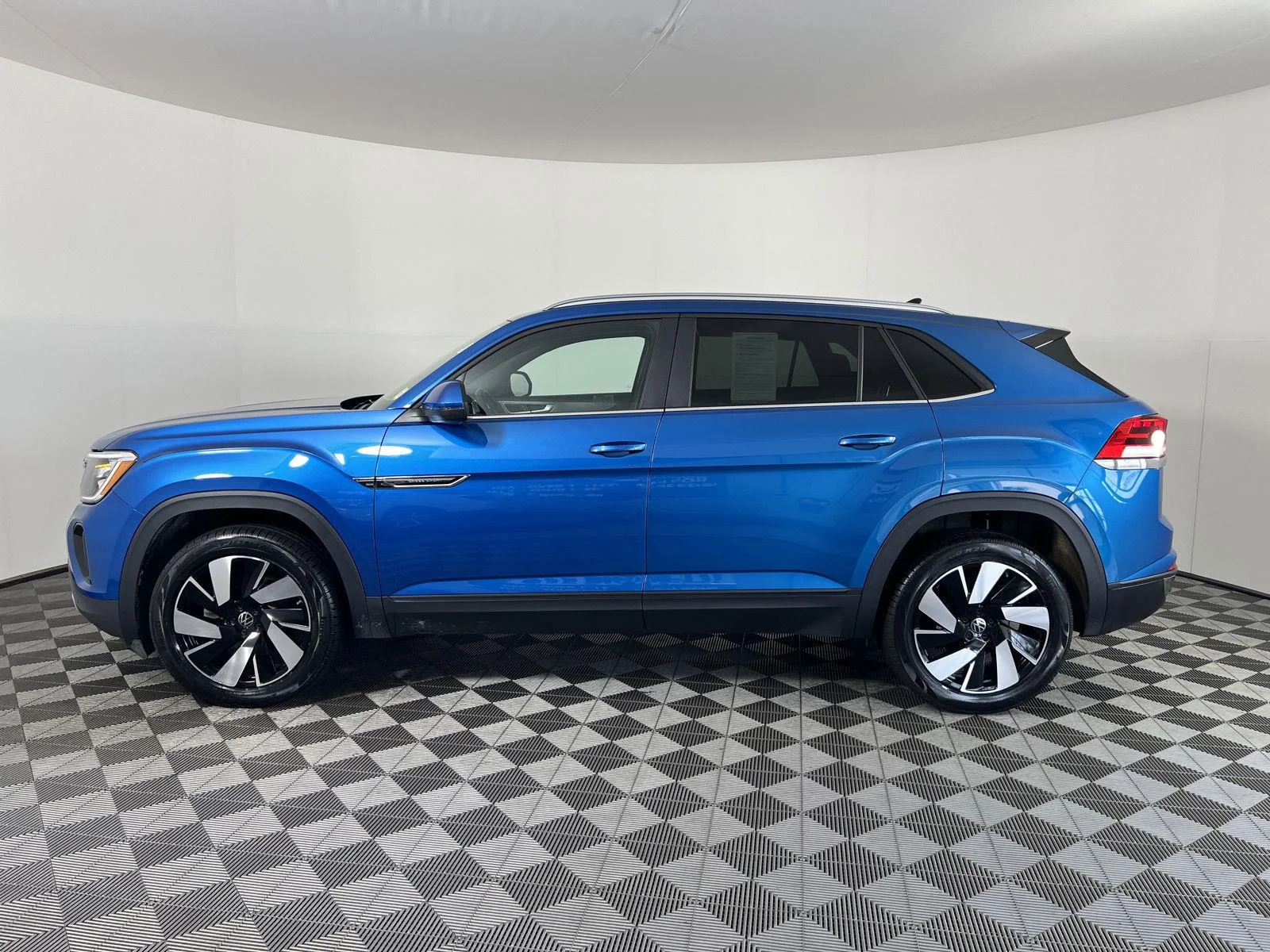 Used 2024  Volkswagen 2.0T SE w/Technology image 30