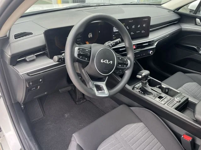 2025 Kia K5 LXS - Photo 18