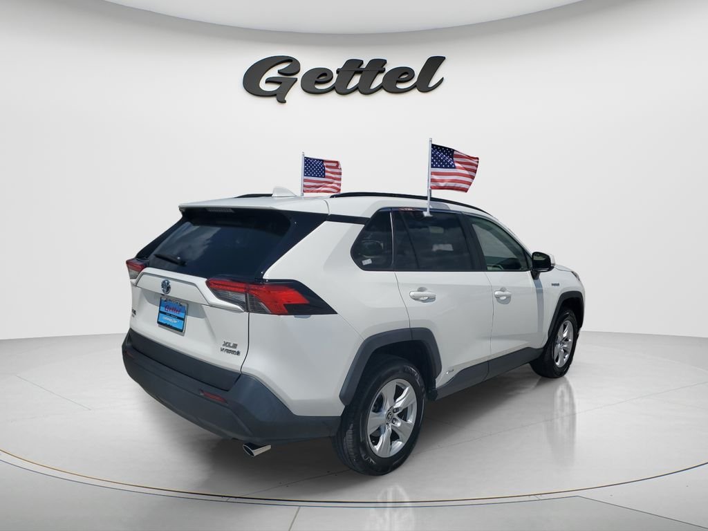 Used 2020 White Toyota XLE image 5