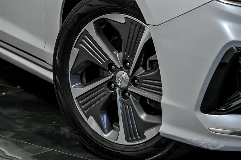 Used 2019 Hyper White Hyundai Limited image 3