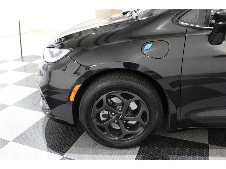 Used 2022 Brilliant Black Crystal Pearlcoat Chrysler Hybrid Touring L image 10