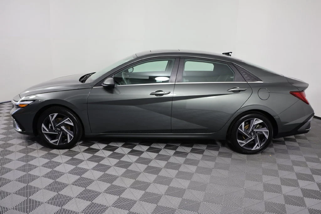 Certified Used 2025 Gray Hyundai SEL Convenience image 5