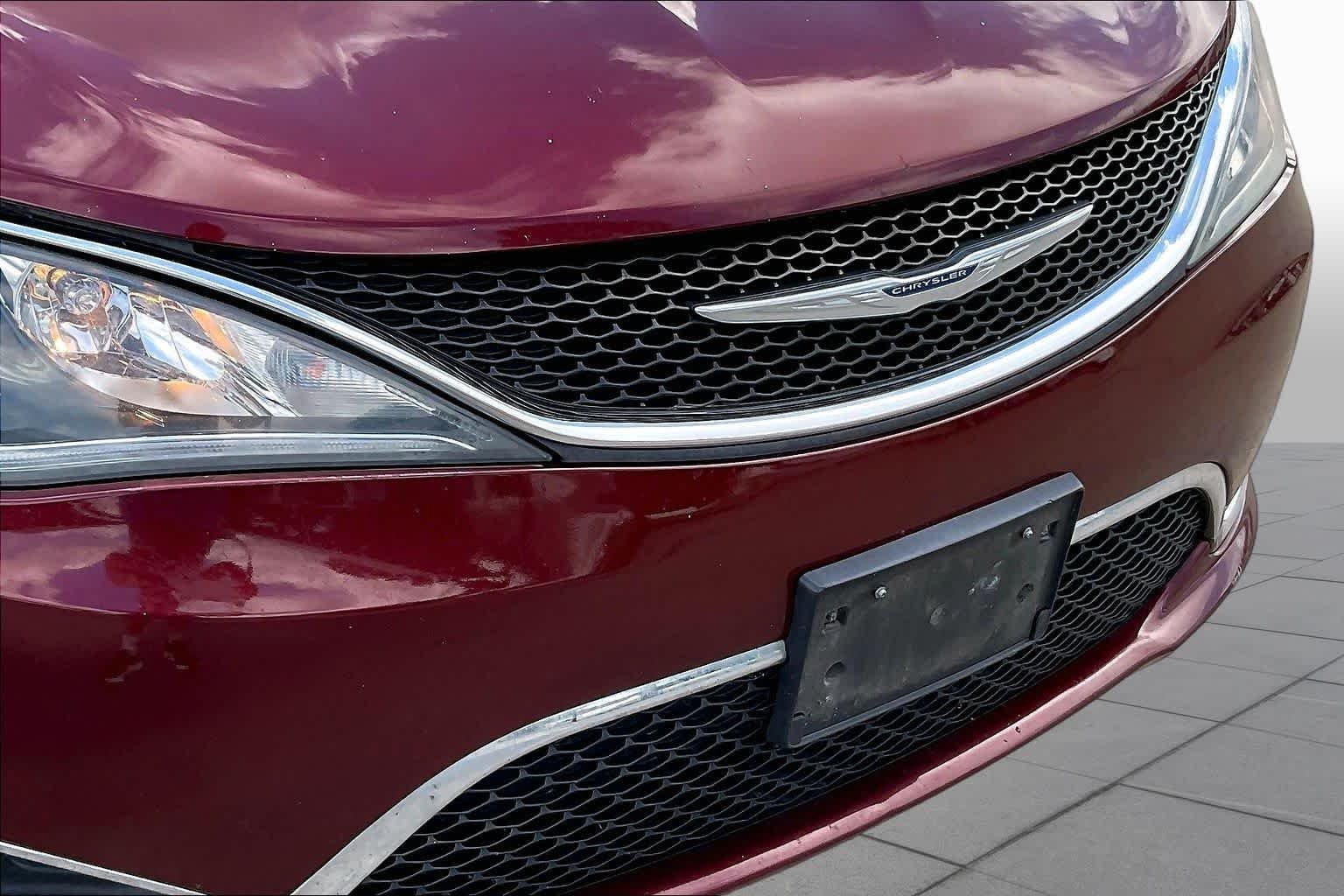 Used 2017 Velvet Red Pearlcoat Chrysler Touring-L image 27