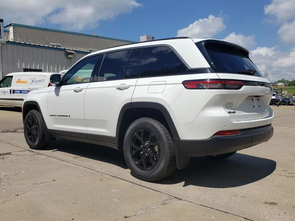 New 2026 Bright White Clearcoat Jeep Laredo Altitude image 6