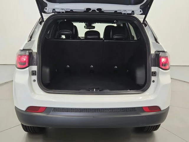 Used 2024 White Jeep Latitude image 32