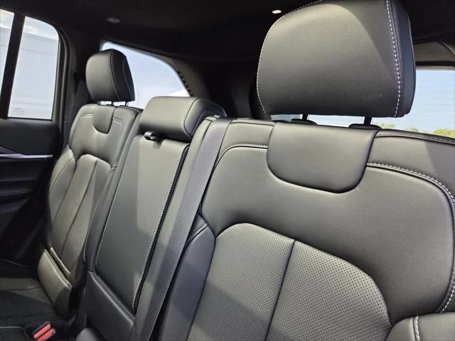 New 2027 High-Gloss Black Paint Jeep Limited image 23