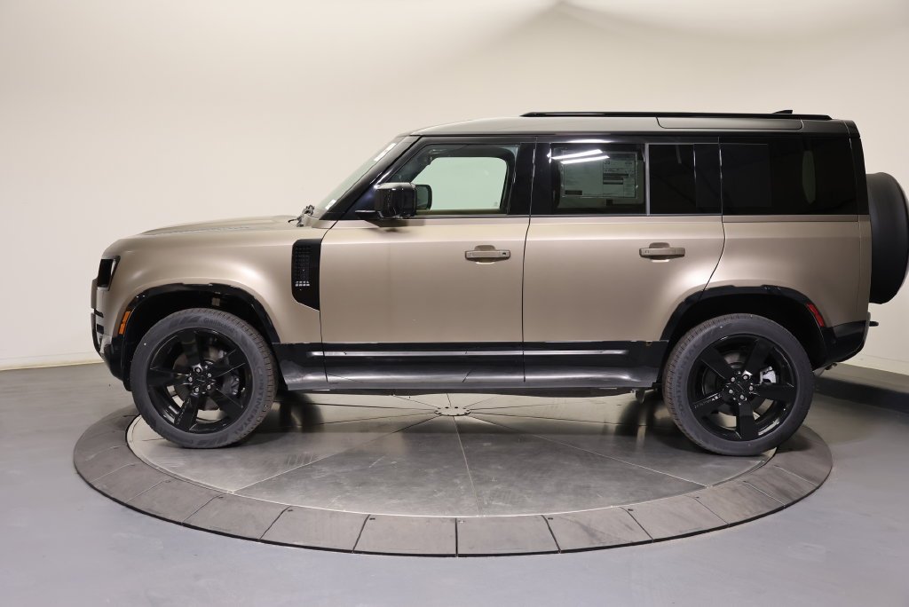 New 2026 Gondwana Stone Metallic Land Rover X-Dynamic SE image 2