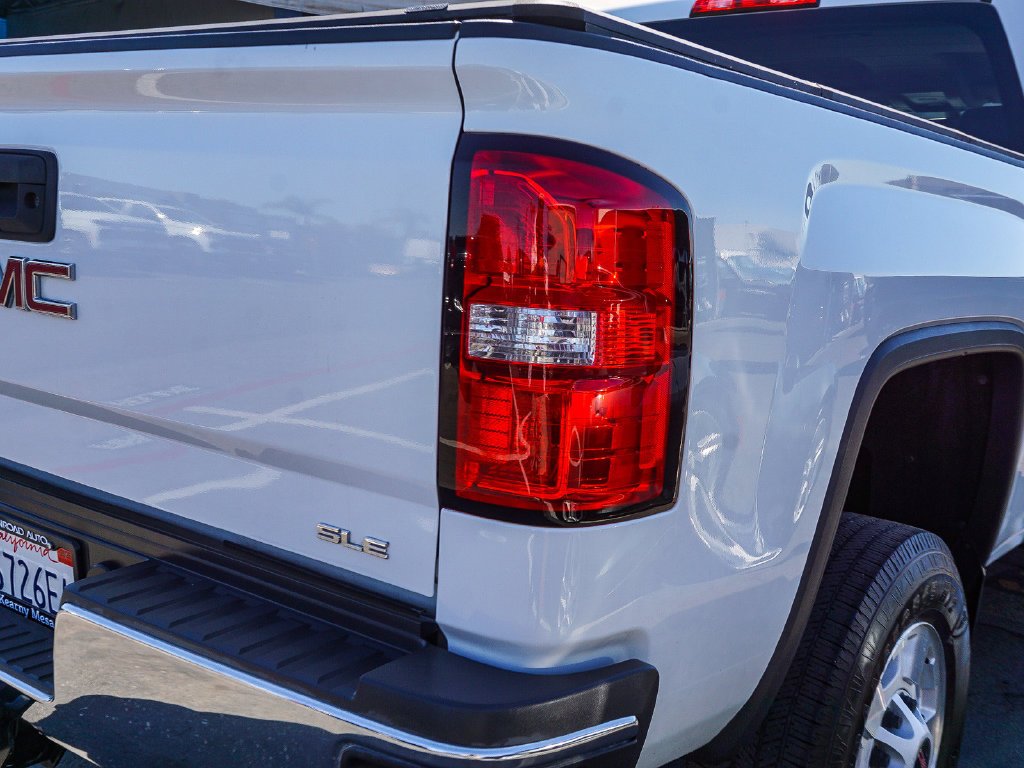 Used 2017 White GMC SLE image 7