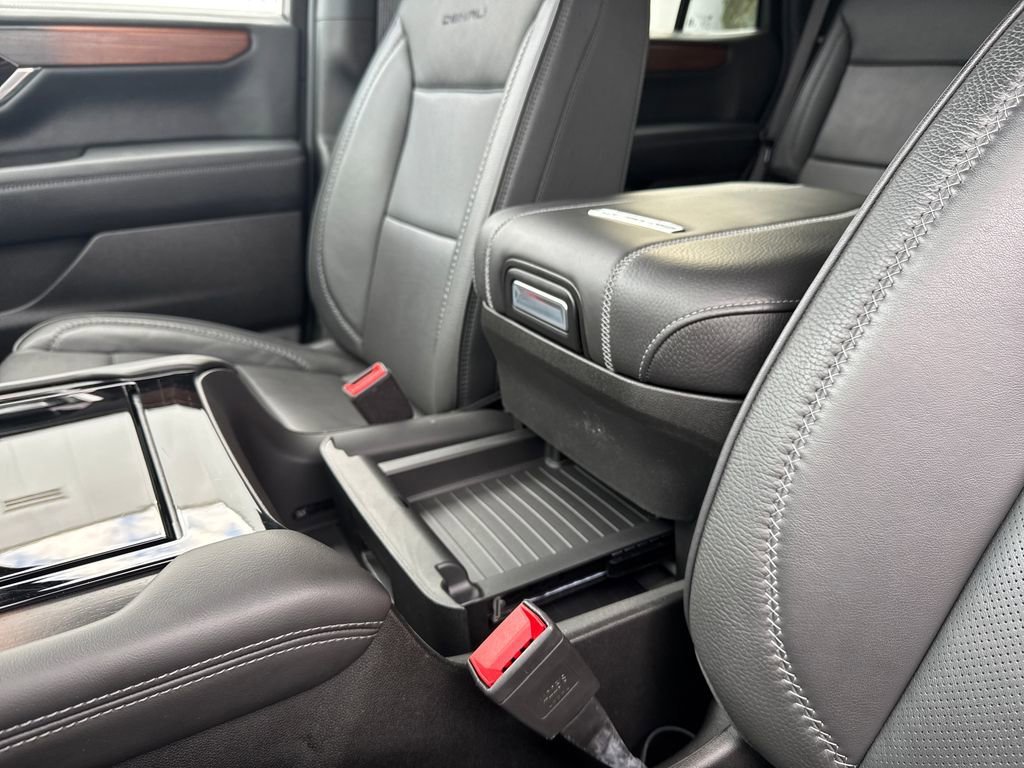2025 GMC Yukon Denali - Photo 39
