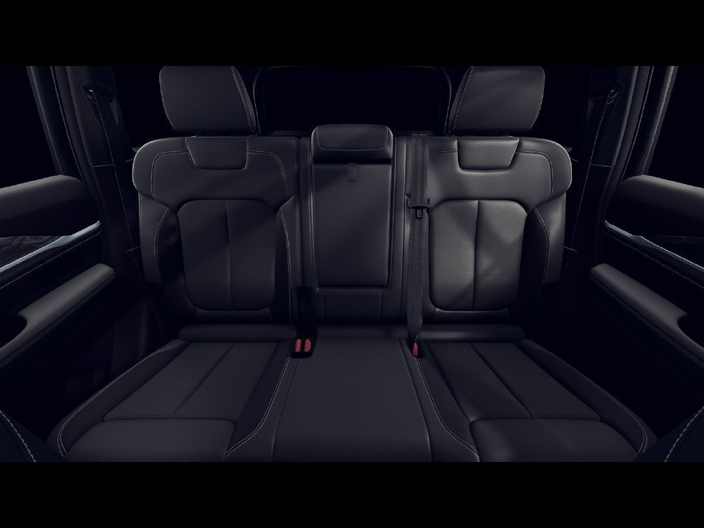 New 2026 Diamond Black Crystal Pearl-Coat Exterior Paint Jeep Limited Reserve image 3