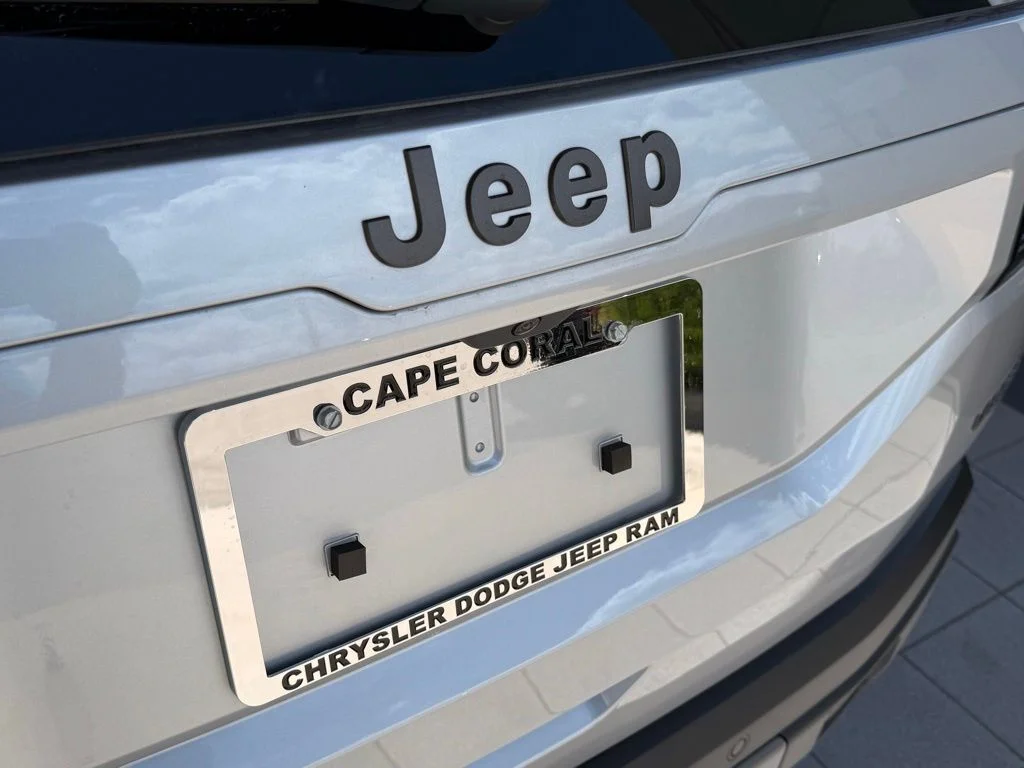 New 2026 Silver Zynith Clear-Coat Exterior Paint Jeep Laredo image 33