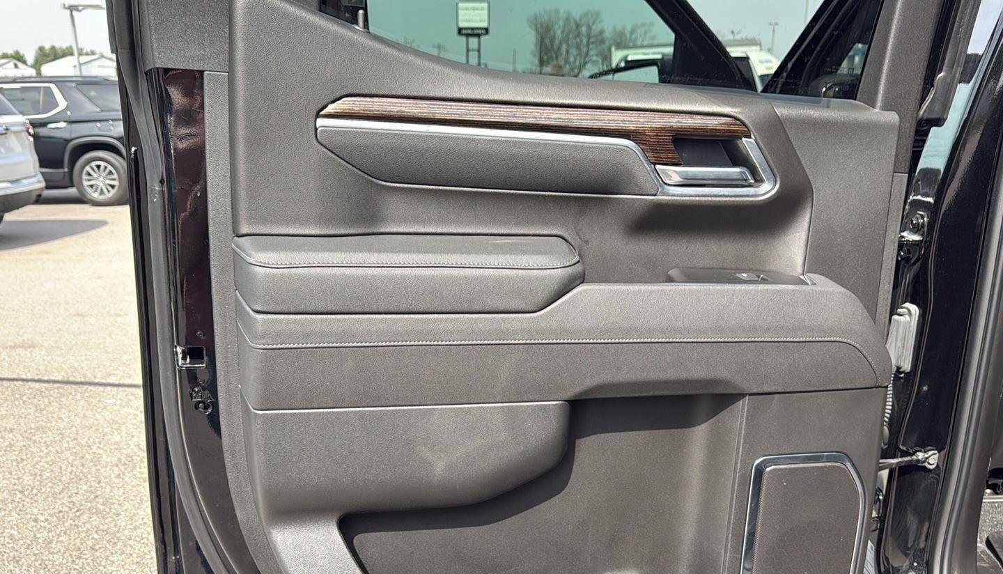 Used 2025 Onyx Black GMC Elevation image 19