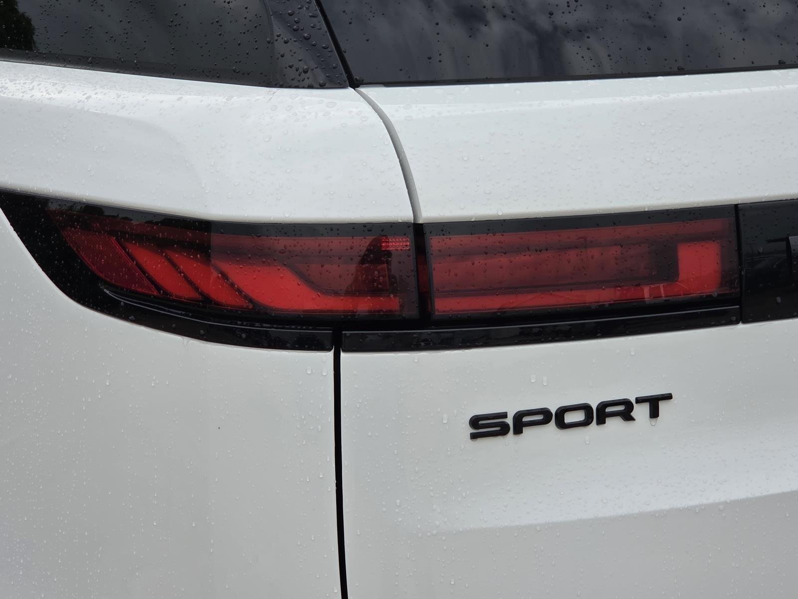 Used 2025 Fuji White Land Rover SE image 8