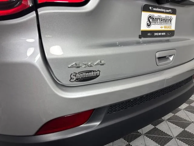Used 2022  Jeep Latitude Lux image 12