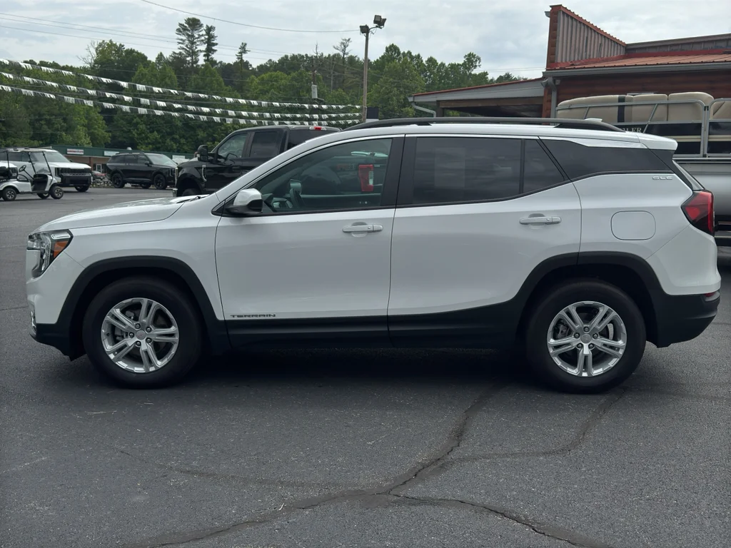 Used 2022 Summit White GMC SLE image 16