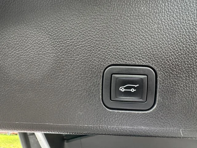 Used 2016 White Cadillac Performance image 18