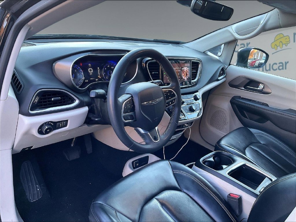 Used 2023 Black Chrysler Touring L image 8