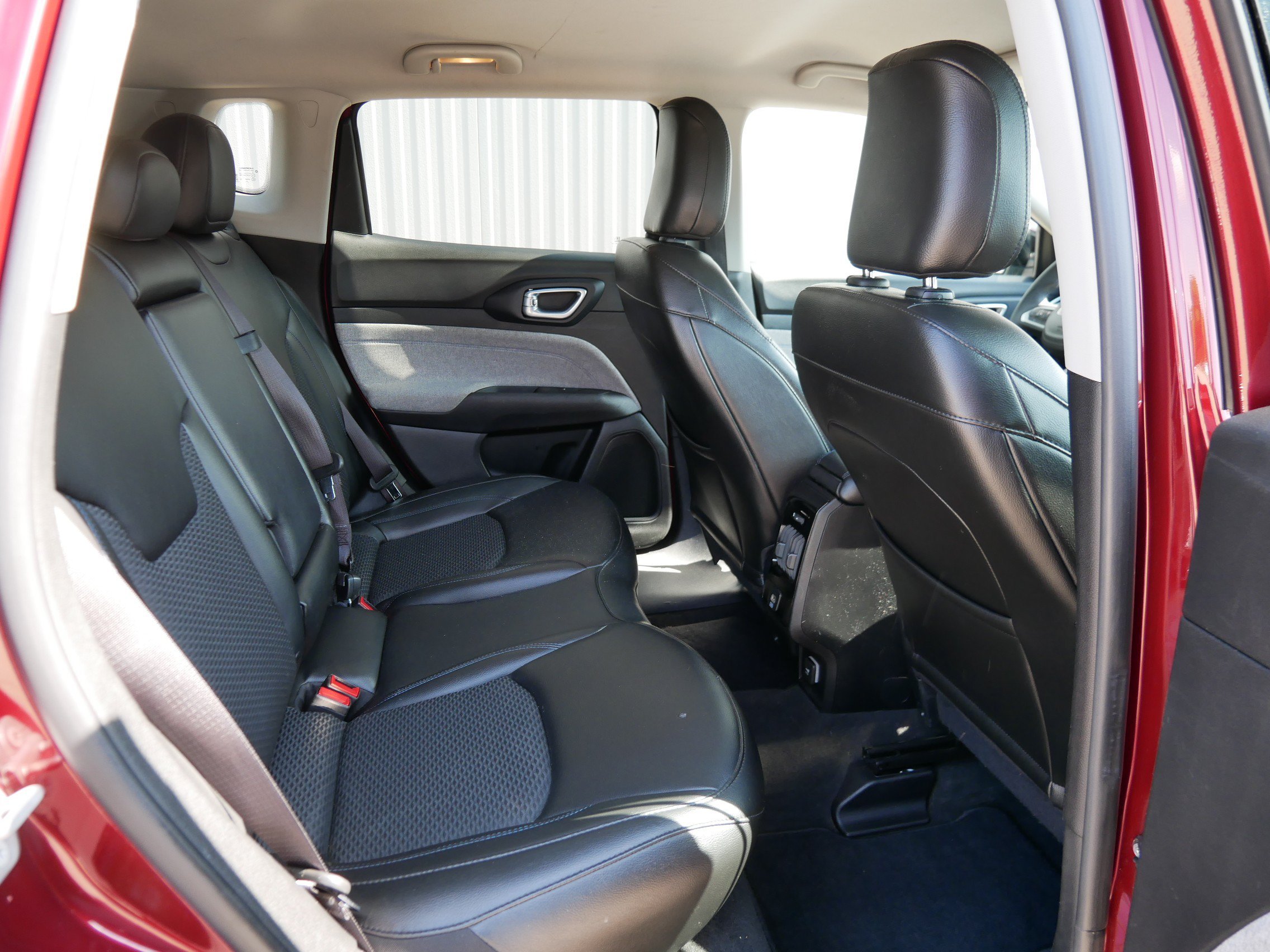Used 2022 Velvet Red Pearlcoat Jeep Latitude image 13