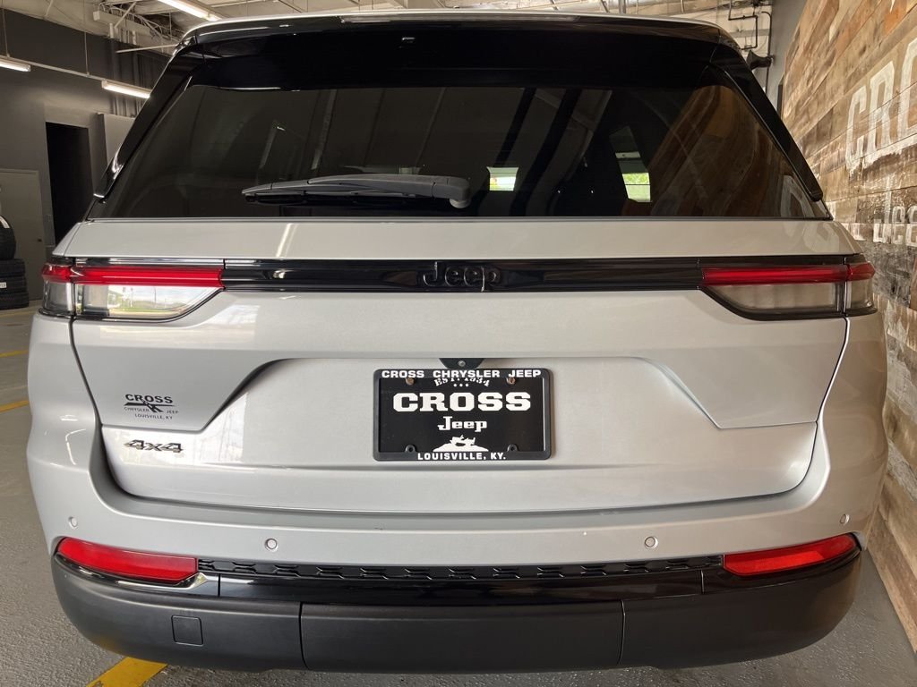 Used 2023 Silver Jeep Altitude X image 22