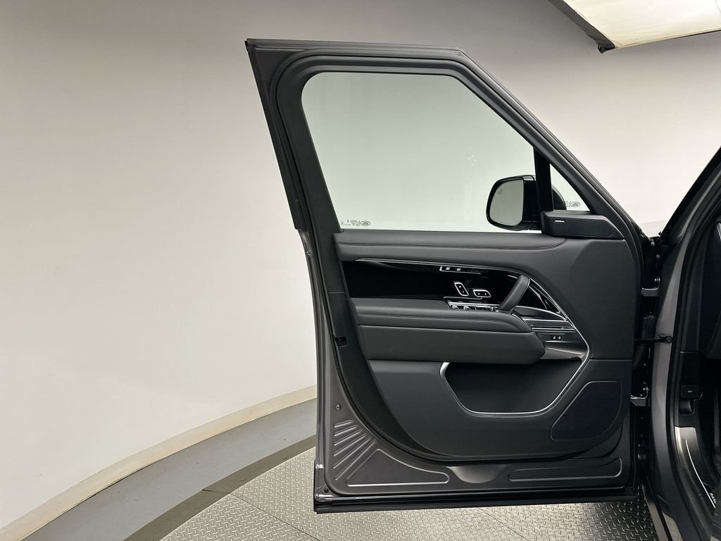 Used 2025  Land Rover SE image 21