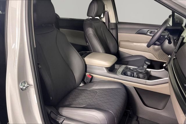 New 2027 Ceramic Silver Kia LXS image 11