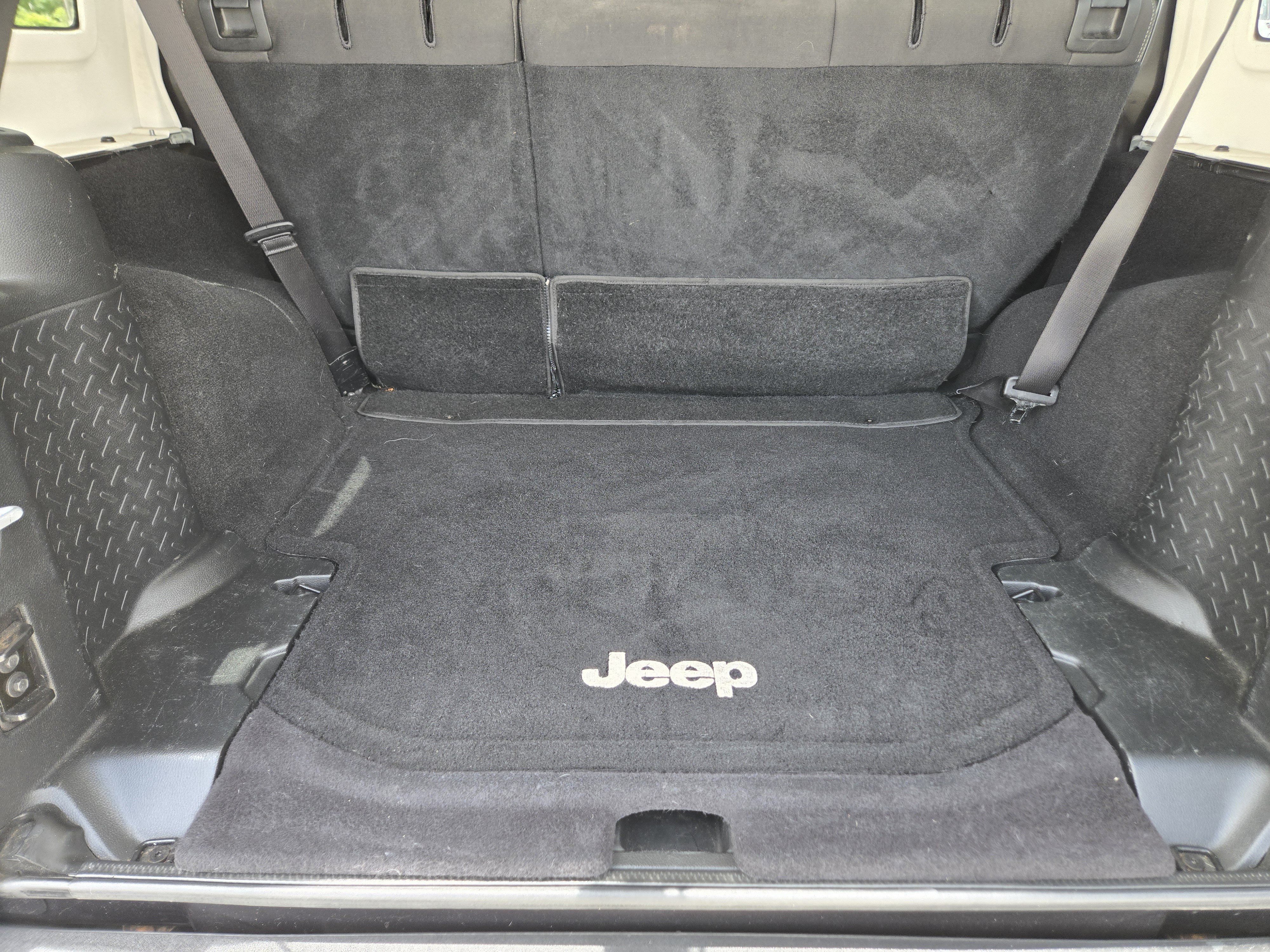 Used 2017 Granite Crystal Metallic Clearcoat Jeep Sahara image 28