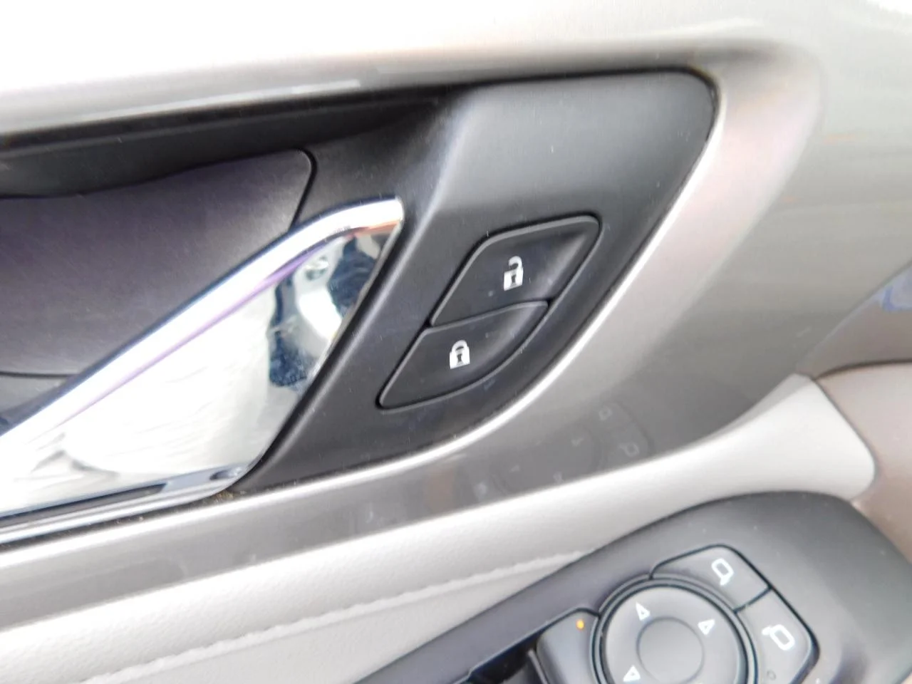 Used 2018 Silver Chevrolet FWD 4DR LT CLOTH W/1LT image 32