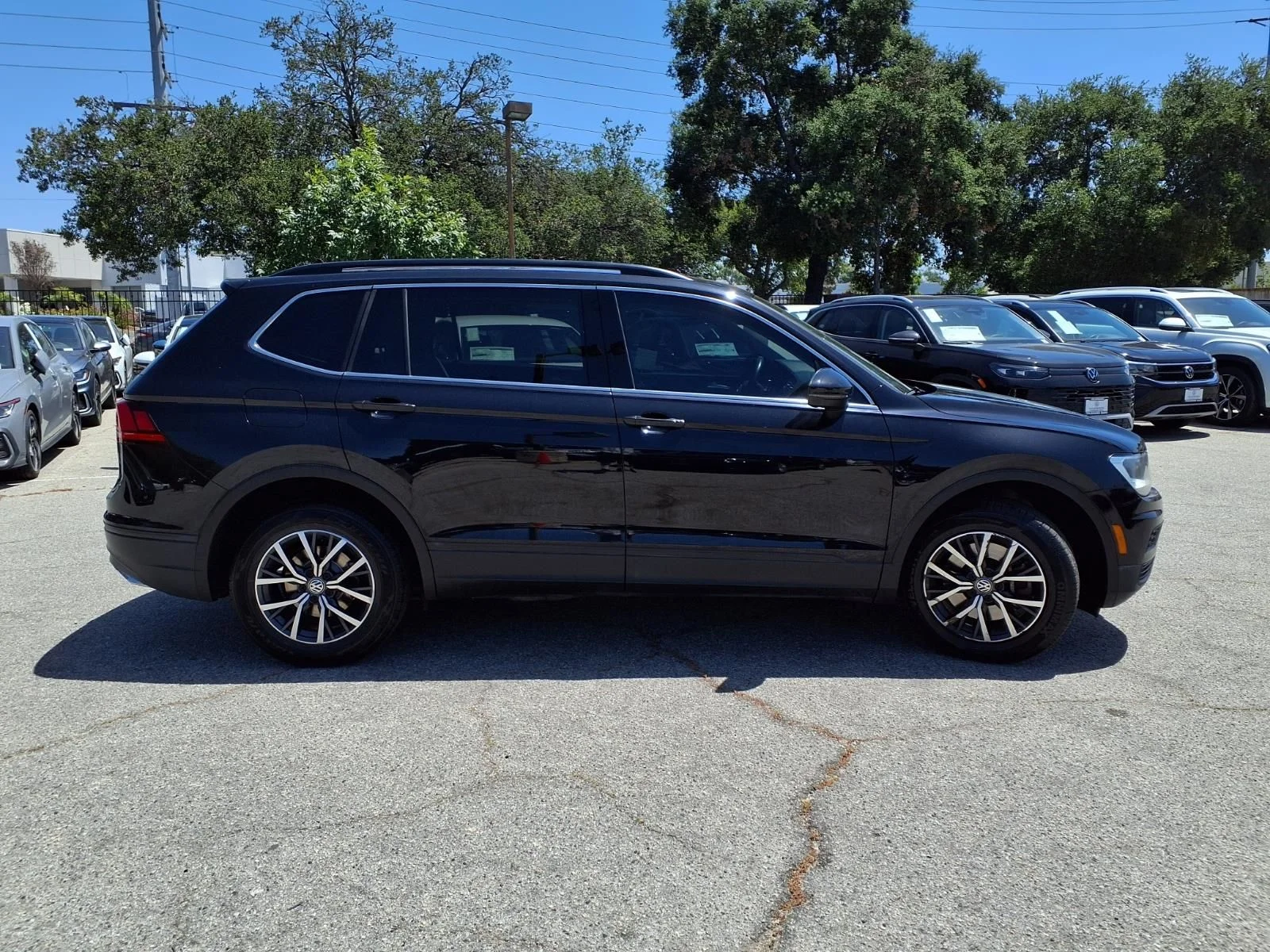 Used 2019 Black Volkswagen 2.0T SE image 3