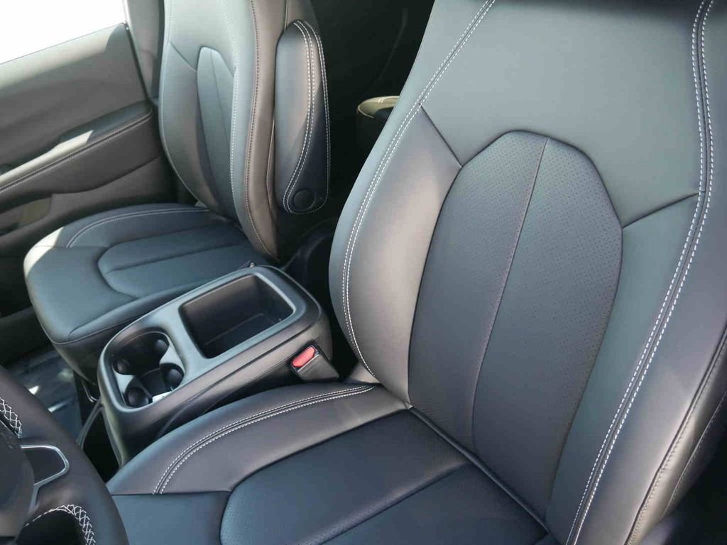 New 2026 Bright White Clear-Coat Exterior Paint Chrysler  image 26