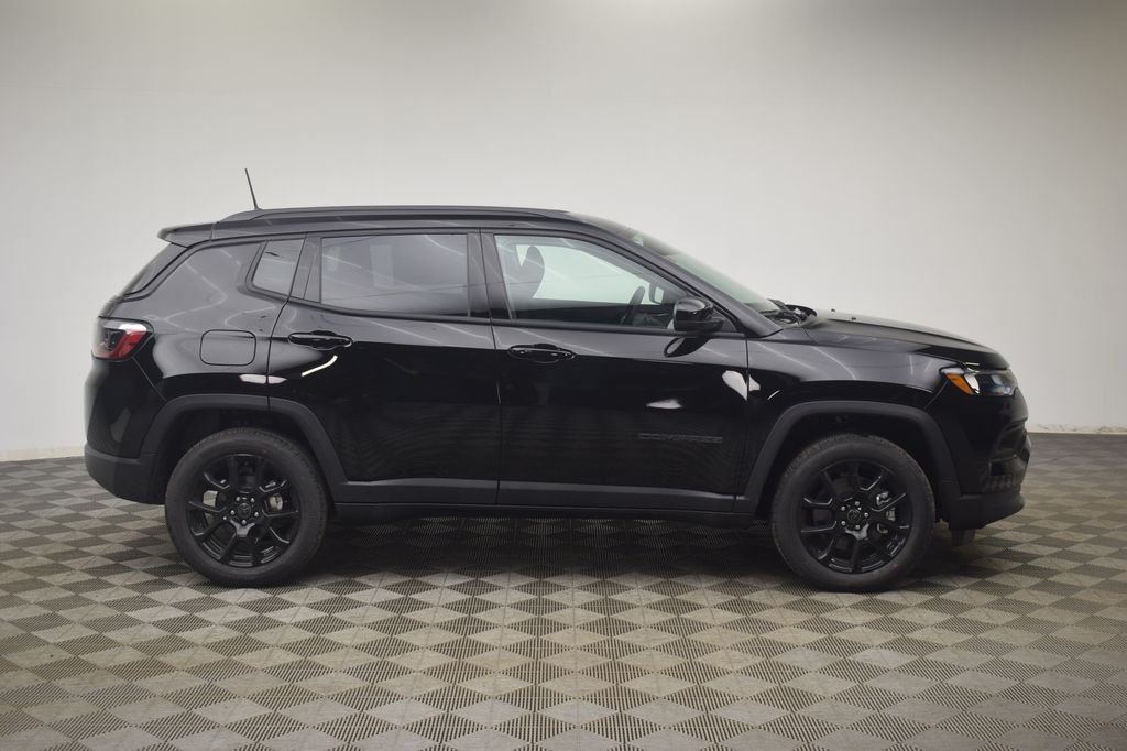 New 2026 Diamond Black Crystal Pearlcoat Jeep Latitude image 4