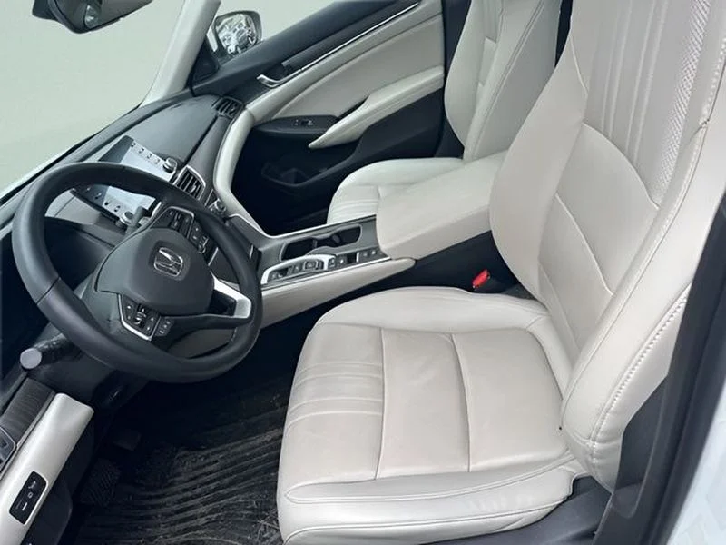 Used 2019  Honda EX-L image 2