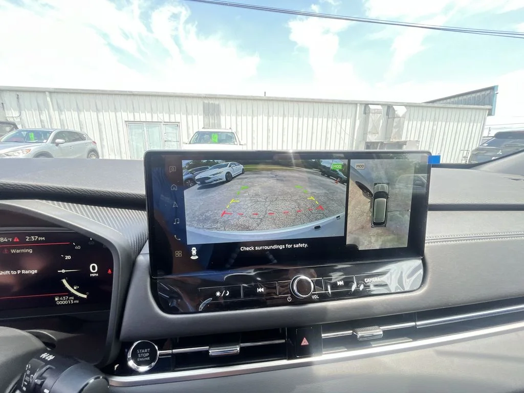 Used 2025 White Mitsubishi SE image 17