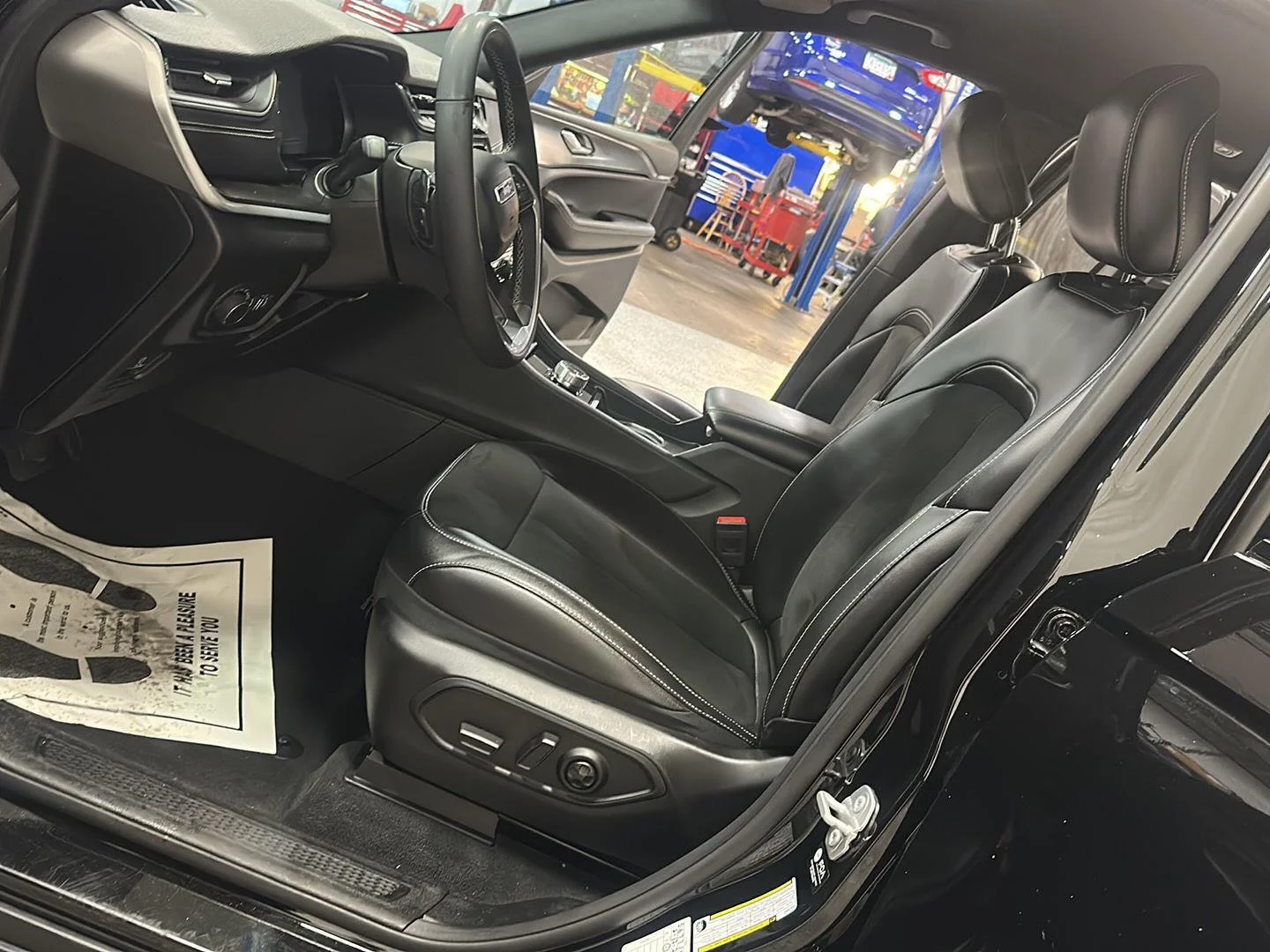Used 2025 Diamond Black Crystal Pearlcoat Jeep Altitude image 19