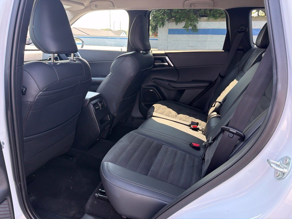 Used 2025  Mitsubishi SE image 18