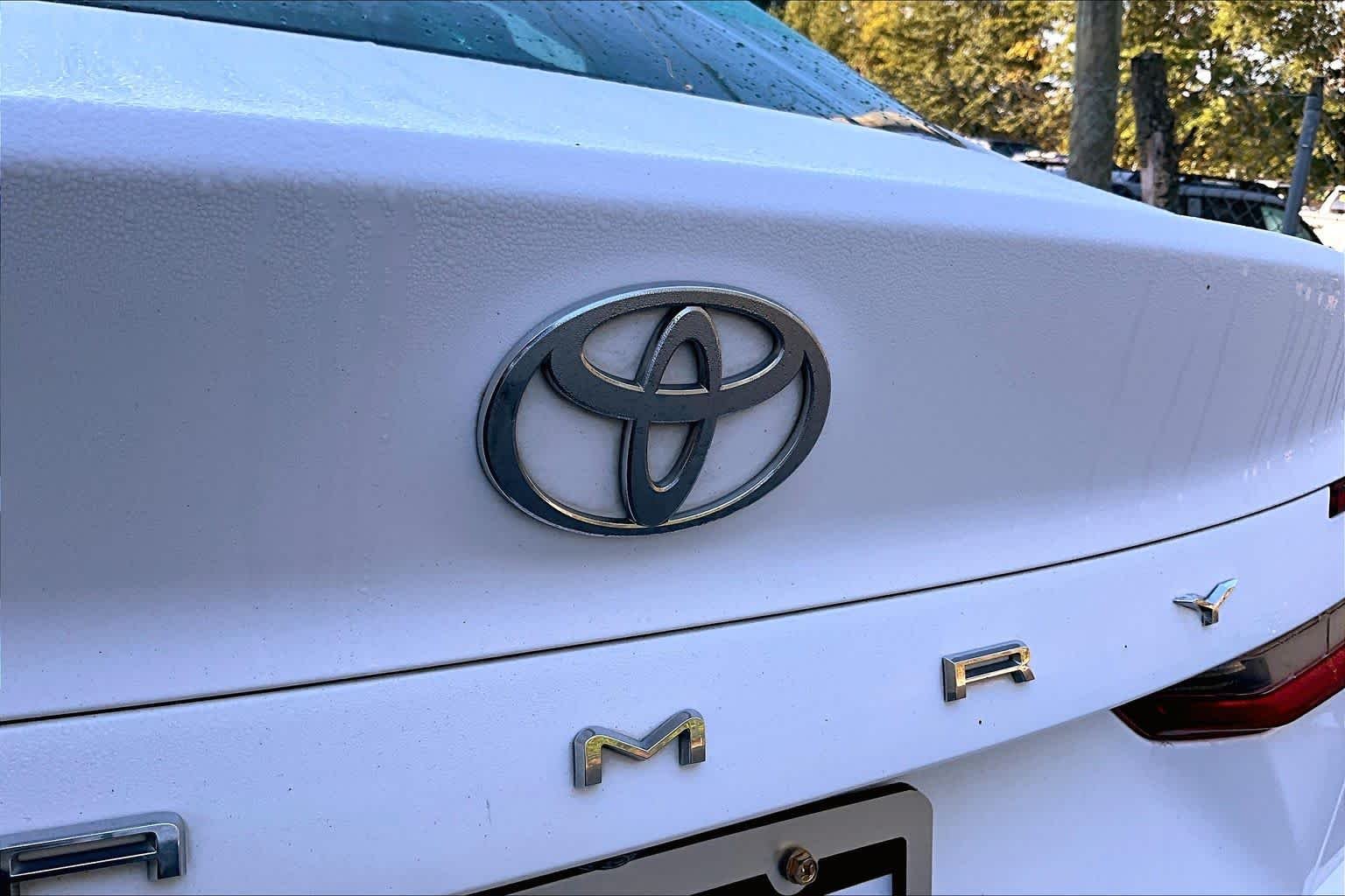 Used 2025 Ice Cap Toyota LE image 31