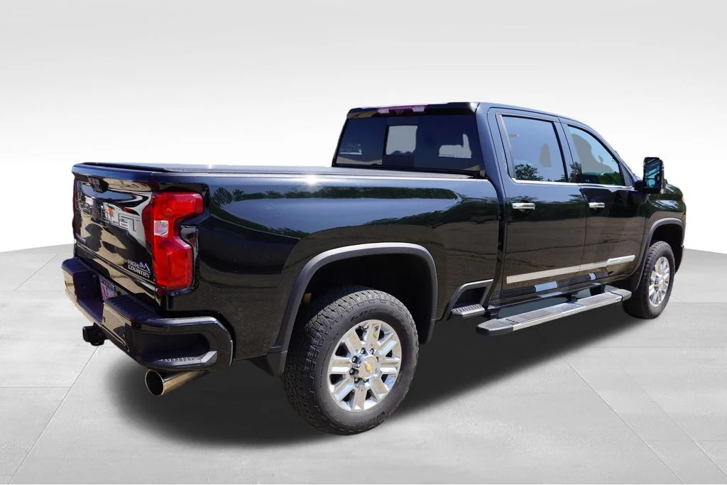 Used 2024 Black Chevrolet High Country image 3