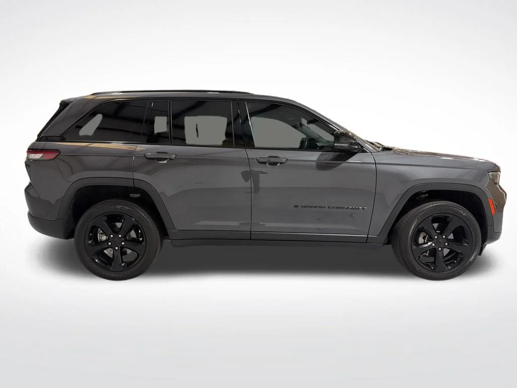 Used 2023 Gray Jeep Altitude X image 5