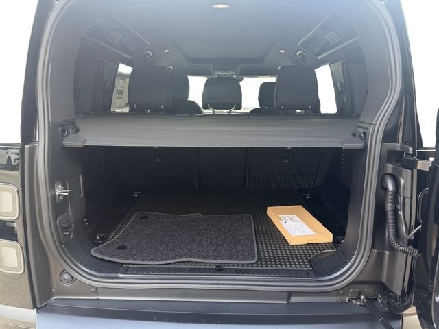 New 2026 Santorini Black Land Rover X-Dynamic SE image 18
